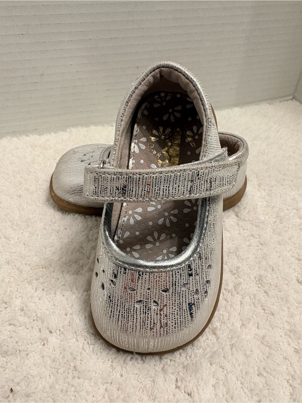 See Kai Run Ginger III Mary
Jane Walker Shoes Silver Size 6